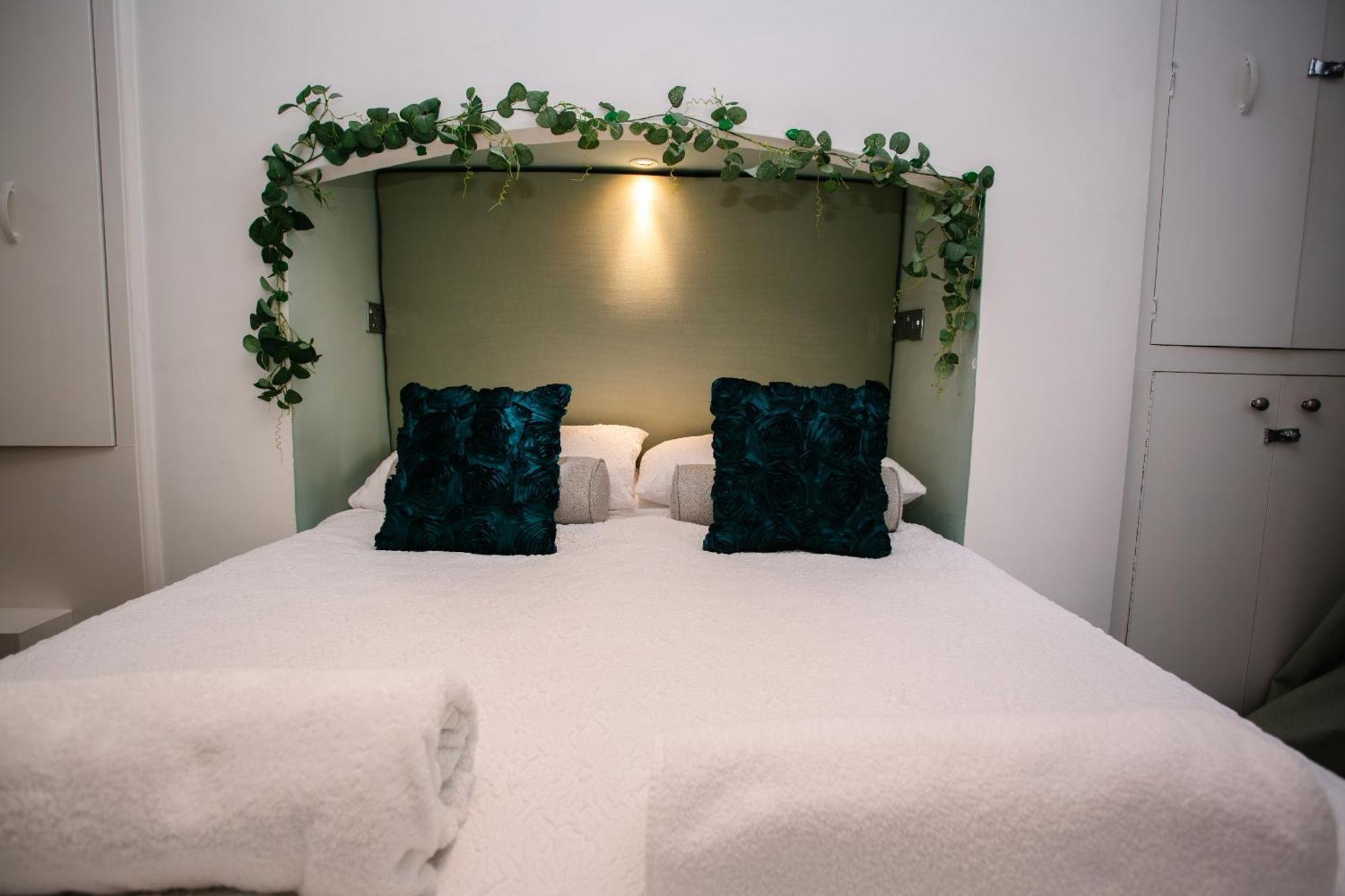 Town Centre Garden Retreat Apartment Cheltenham Ngoại thất bức ảnh